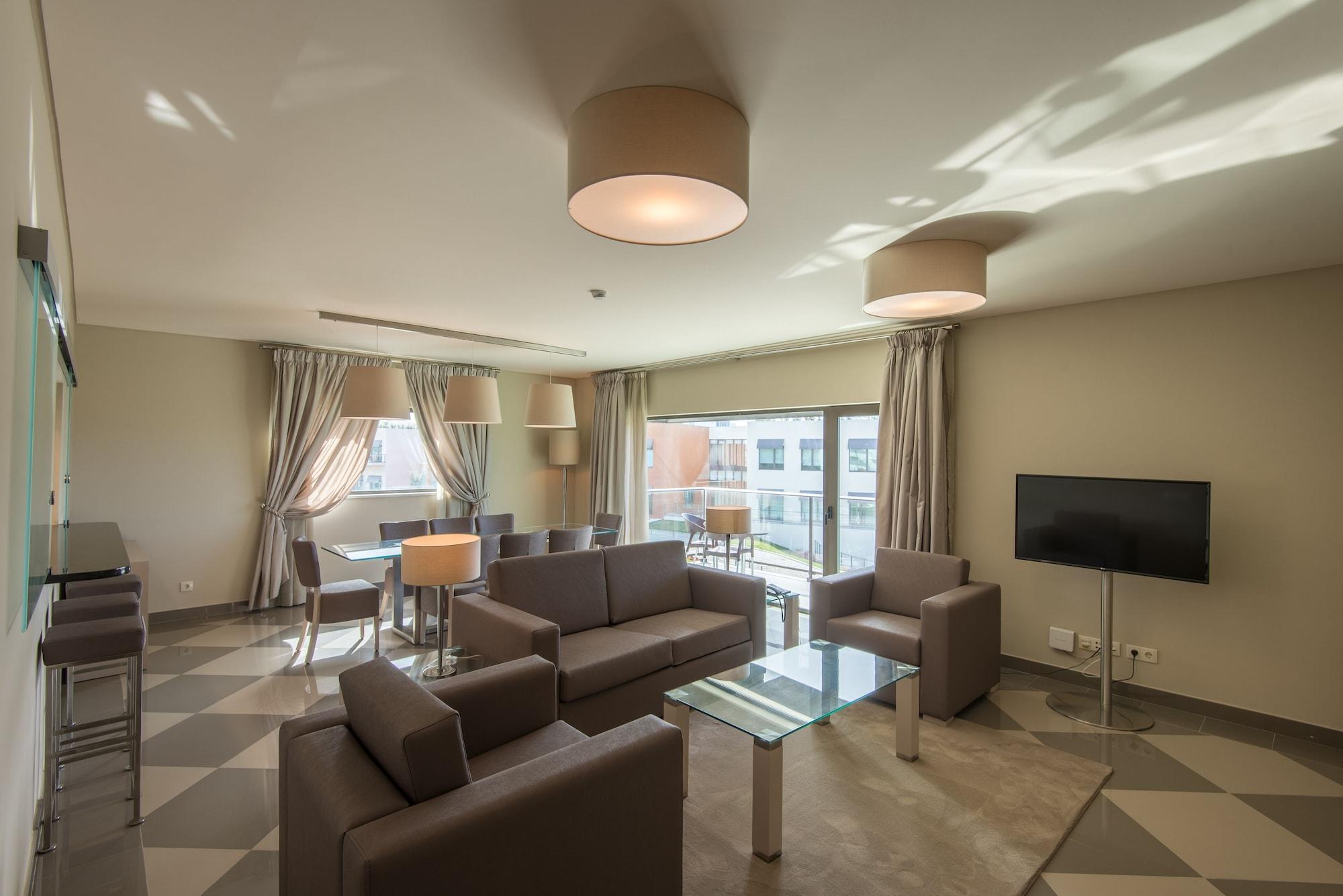 Vila Gale Σίντρα Εξωτερικό φωτογραφία A living room in a suite at the hotel