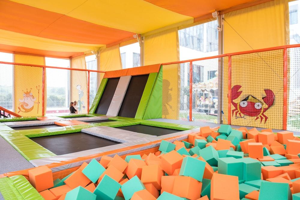 Vila Gale Σίντρα Εξωτερικό φωτογραφία A trampoline park in China